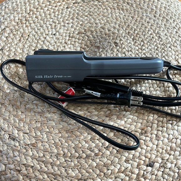 Silk Hair Iron straightener/smoother - Picture 2 of 3